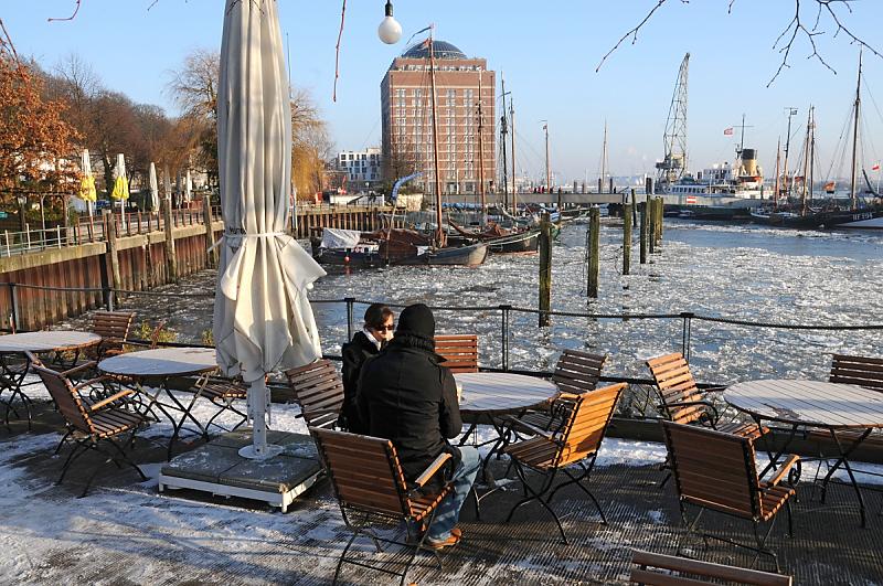 281_3148 Hamburg im Winter - Cafe am Museumshafen Ovelgönne - Gäste. | Oevelgoenne + Elbstrand.